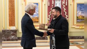Wolodymyr Selenskyj überreicht Sean Penn (li.) seine Auszeichnung in Kiew.