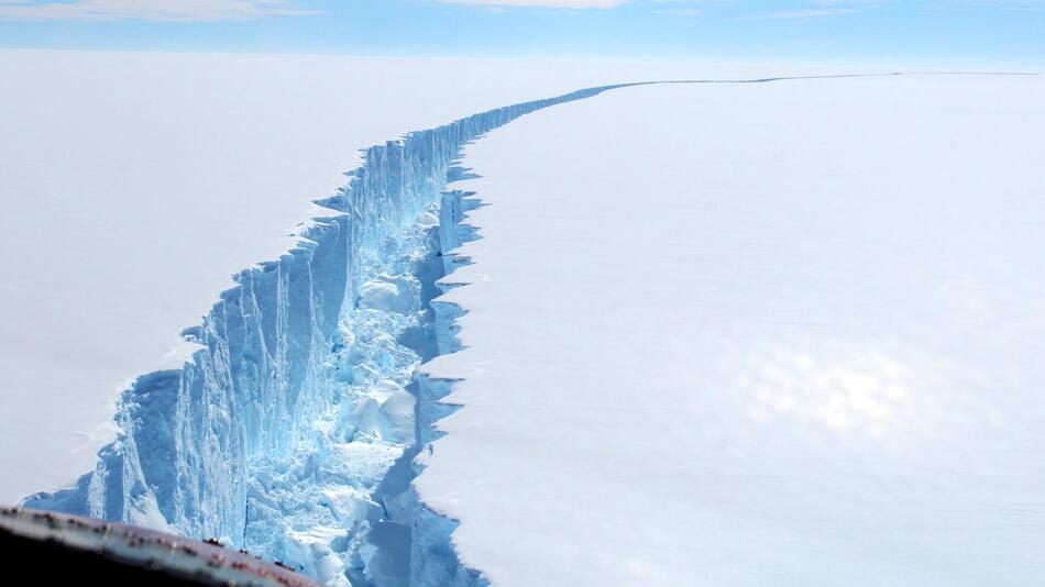 Gigantischer Eisberg treibt langsam in wärmere Gewässer