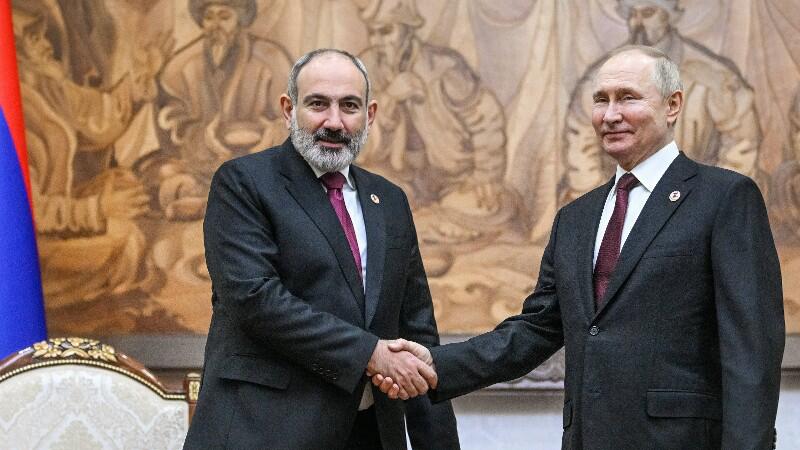 Nikol Paschinjan und Wladimir Putin geben sich die Hand.