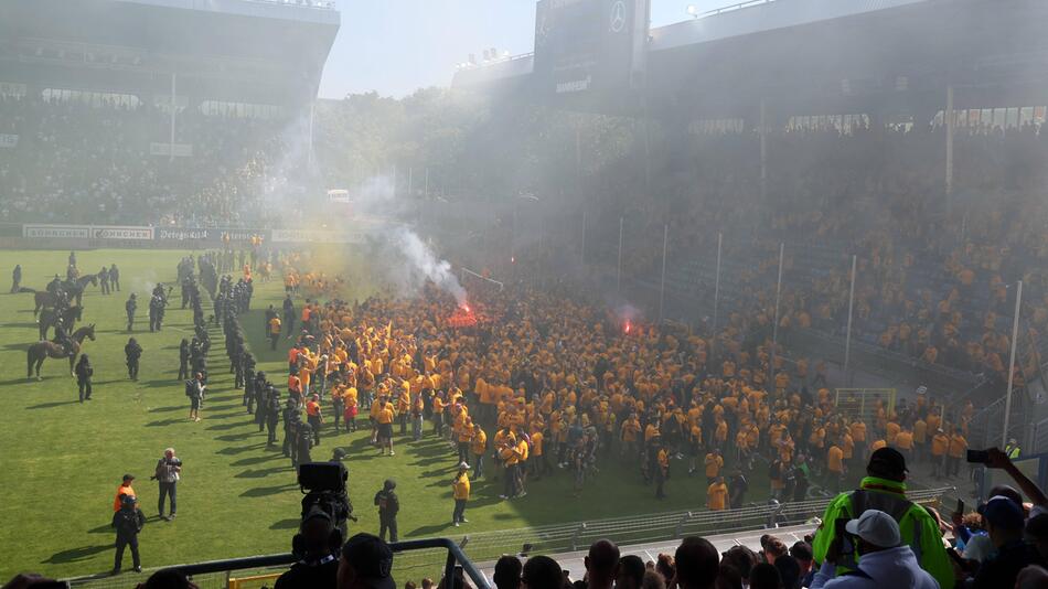 Platzsturm der Auswärtsfahrer: Dynamo Dresden feiert Aufstieg in Mannheim.