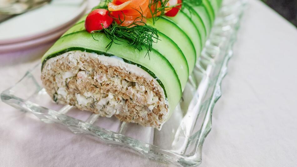 Gerollte Brottorte mit Krabbenfüllung