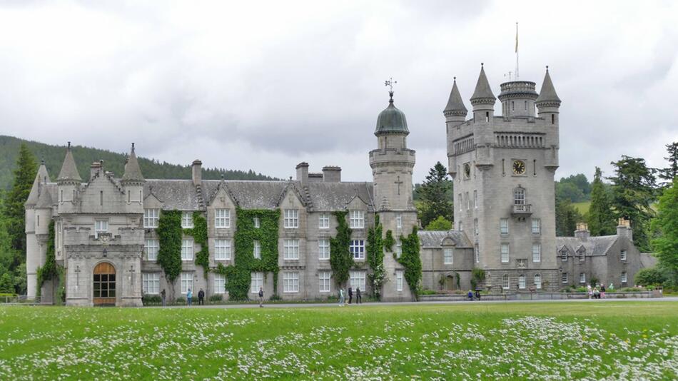 Erstmals dürfen Besucherinnen und Besucher auch in das Schloss Balmoral - nicht nur in den Park.