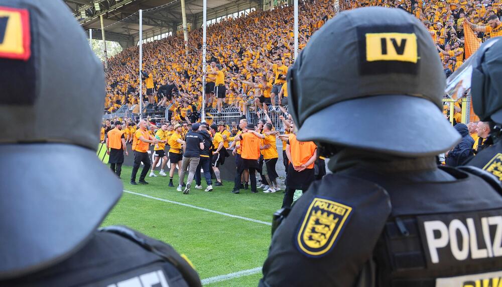 Platzsturm der Auswärtsfahrer: Dynamo Dresden feiert Aufstieg in Mannheim.