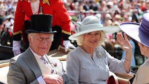 König Charles und Königin Camilla fuhren einmal mehr traditionsgemäß per Kutsche vor.