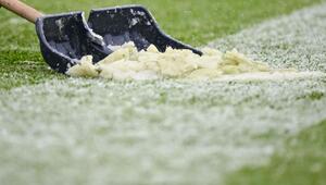 Schnee auf dem Fußballfeld