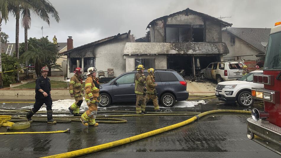 Kleinflugzeug stürzt in Einfamilienhaus in Kalifornien