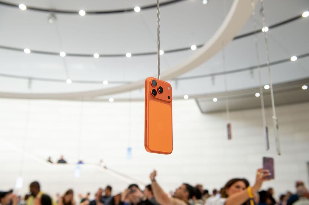 Ein iPhone 17 Pro in der Farbe Cosmic Orange