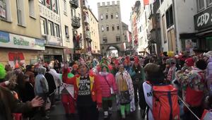 "Kölle Alaaf!": Rosenmontagszug startet bunt und lebendig