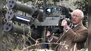 König Charles hat auf der Militärbasis auf Thorney Island eines der Geräte inspiziert.