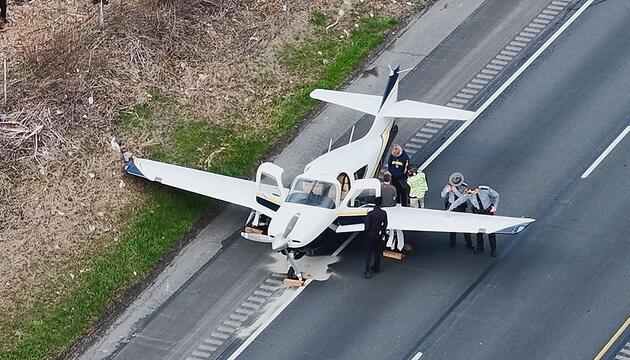 Schrecksekunde im Verkehr: Kleinflugzeug landet auf Highway