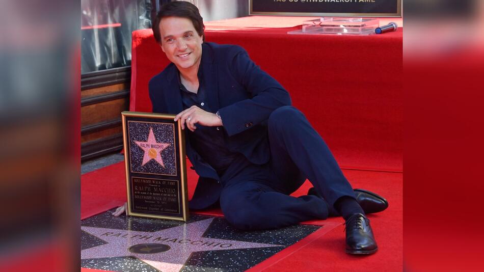 Ralph Macchio posiert mit seinem neu enthüllten Stern auf dem Hollywood Walk of Fame.