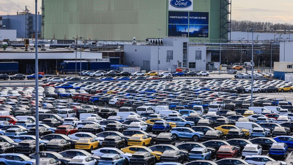 Neuwagen vor Ford Werkin Köln