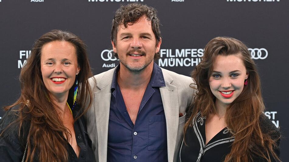 Premiere bei der Eröffnung des Filmfest München: Falka Klare (r.) mit ihren Eltern Zora Thiessen ...