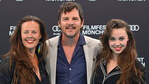 Premiere bei der Eröffnung des Filmfest München: Falka Klare (r.) mit ihren Eltern Zora Thiessen ...