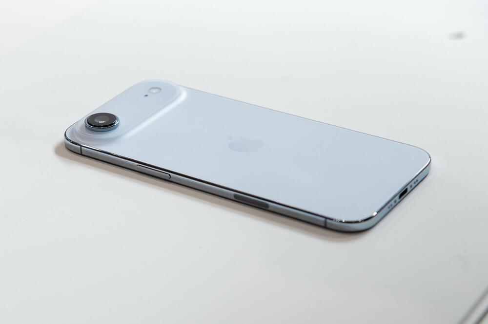 Ein iPhone Air liegt auf dem Tisch
