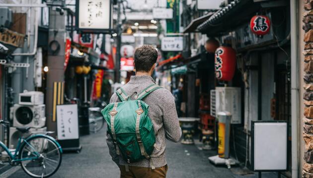 Mann mit Rucksack in Osaka, Japan