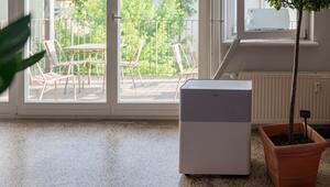 Eine Midea Porta Split Klimaanlage vor einem Balkon