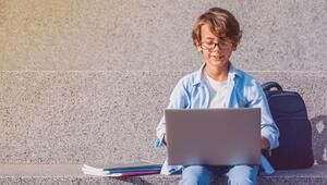 Schüler und Laptop