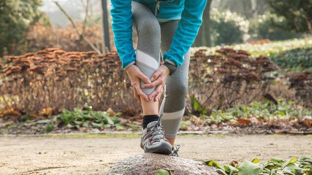 Eine Frau hat sich beim Joggen das Bein verletzt