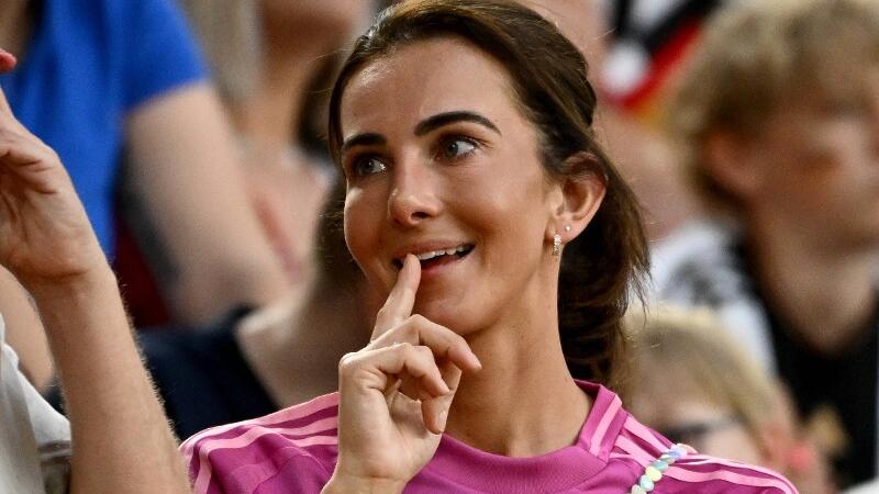 Lisa Müller schaut im Stadion bei der deutschen Nationalmannschaft zu.