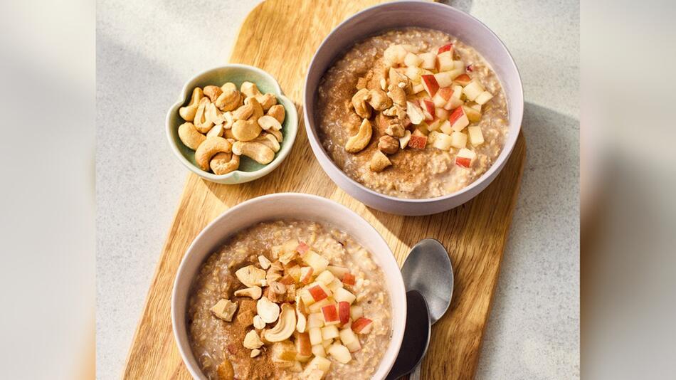 Gerichte wie Frischkornmüsli mit Apfel und Banane zum Frühstück tun dem Darm gut.