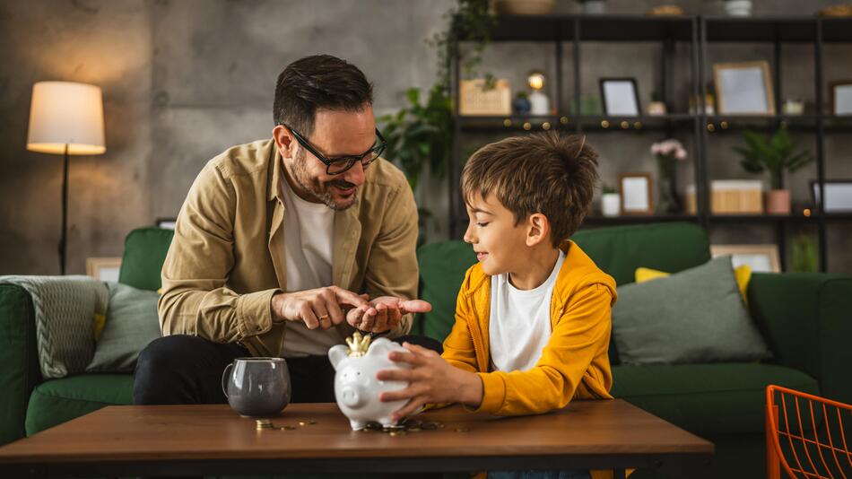 Vater und Sohn mit Sparschwein