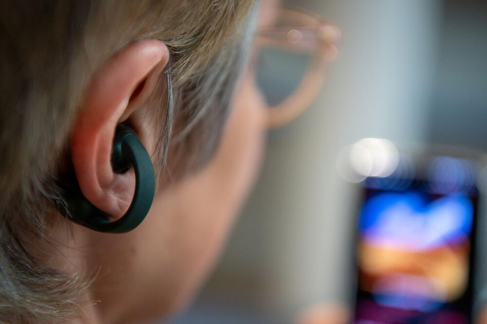 Eine Frau nutzt die Moto Buds Loop von Motorola