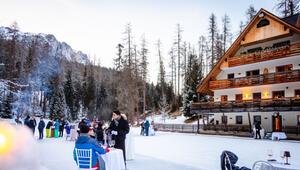 Dinner auf dem gefrorenen Sompunt-See in Alta Badia