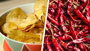 Links sind knusprige Kartoffelchips in einer bunten Schüssel zu sehen, rechts liegen getrocknete ...