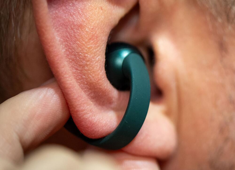 Ein Mann nutzt die Moto Buds Loop von Motorola
