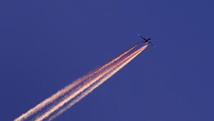 Kondensstreifen eines Flugzeuges