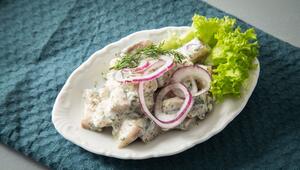 Heringsalat mit Zwiebeln und Sahnesoße