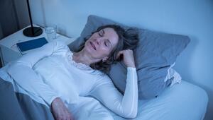 Eine Frau liegt schlafend im Bett