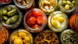 Nicht nur Gürkchen: Viele Lebensmittel lassen sich durch Einlegen länger haltbar machen.