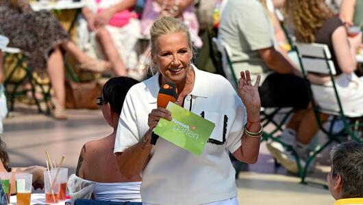 Moderatorin Andrea Kiwi Kiewel während der ZDF - Unterhaltungsshow Fernsehgarten am 17.08.2025