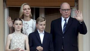 Gabriella und Jacques von Monaco zusammen mit ihren Eltern Fürst Albert II. und Fürstin Charlène.