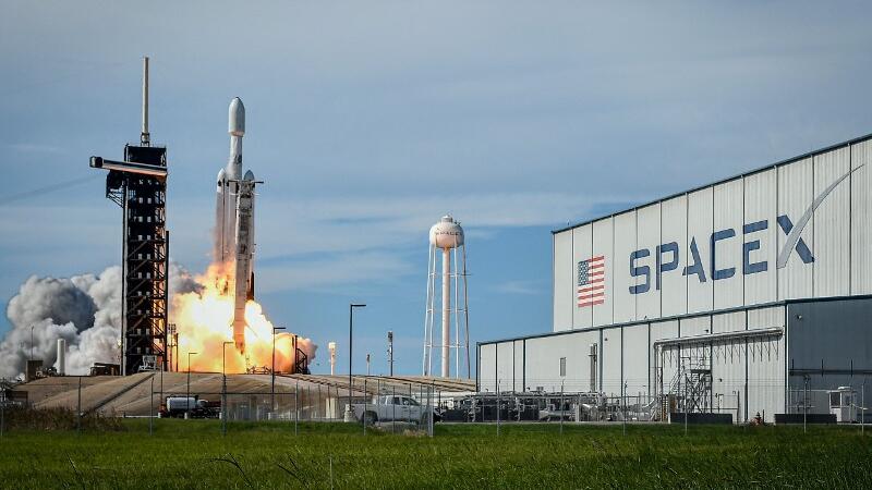 Am Weltraumbahnhof Kennedy Space Center von SpaceX startet eine Rakete.