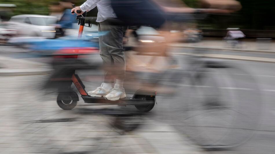 Ein Mann auf einem E-Scooter