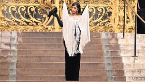 Cardi B wählte für die Haute-Couture-Show von Schiaparelli einen besonders auffälligen Look.