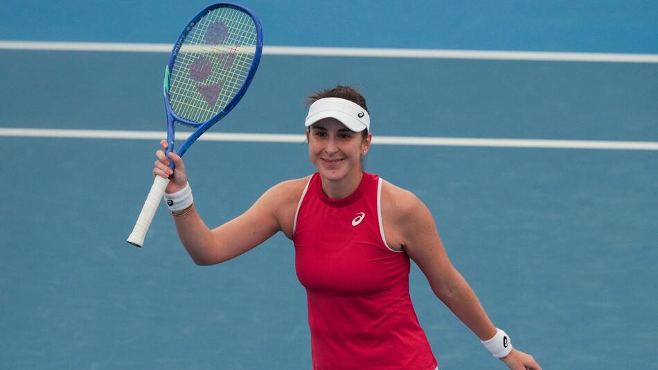 Belinda Bencic bejubelt ihren Sieg gegen Chloe Paquet.