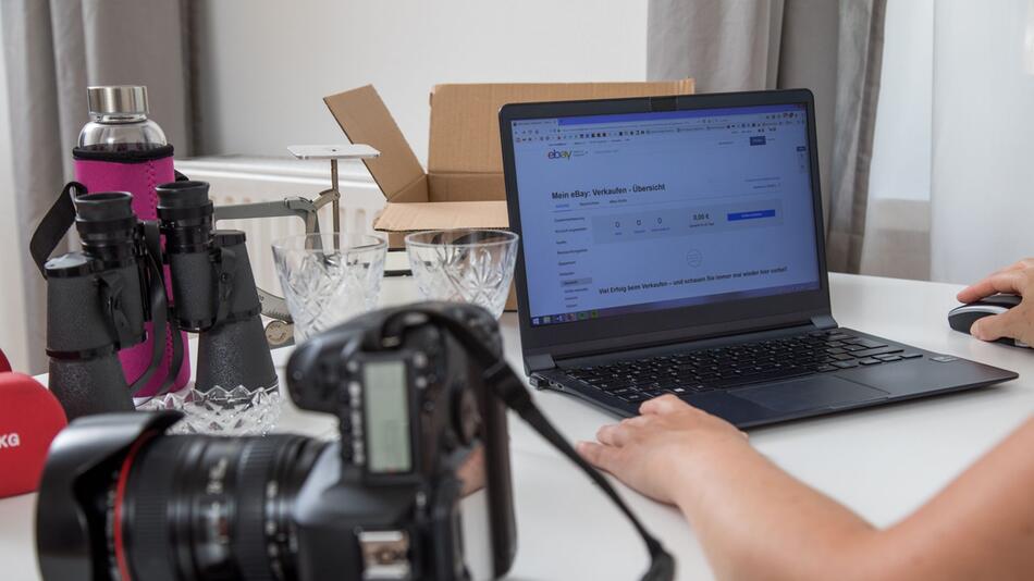 Eine Frau verkauft gebrauchte Gegenstände Online