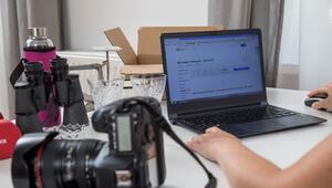 Eine Frau verkauft gebrauchte Gegenstände Online