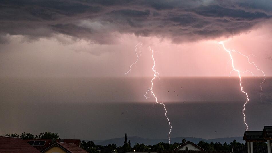 Blitze erleuchten den Abendhimmel