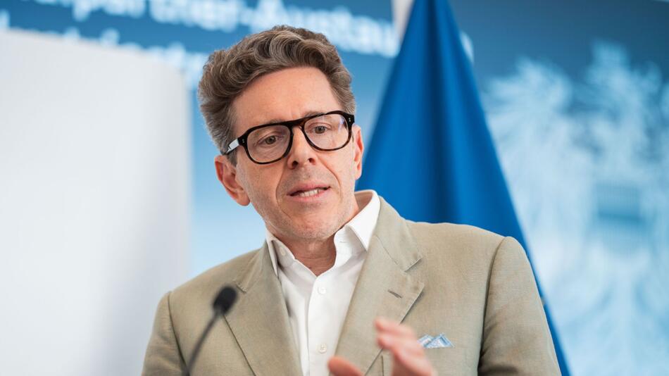 Mahrer vor einer Sitzung im Wirtschaftsministerium