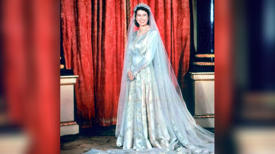 Auch das Hochzeitskleid von Queen Elizabeth II. ist Teil der Ausstellung.