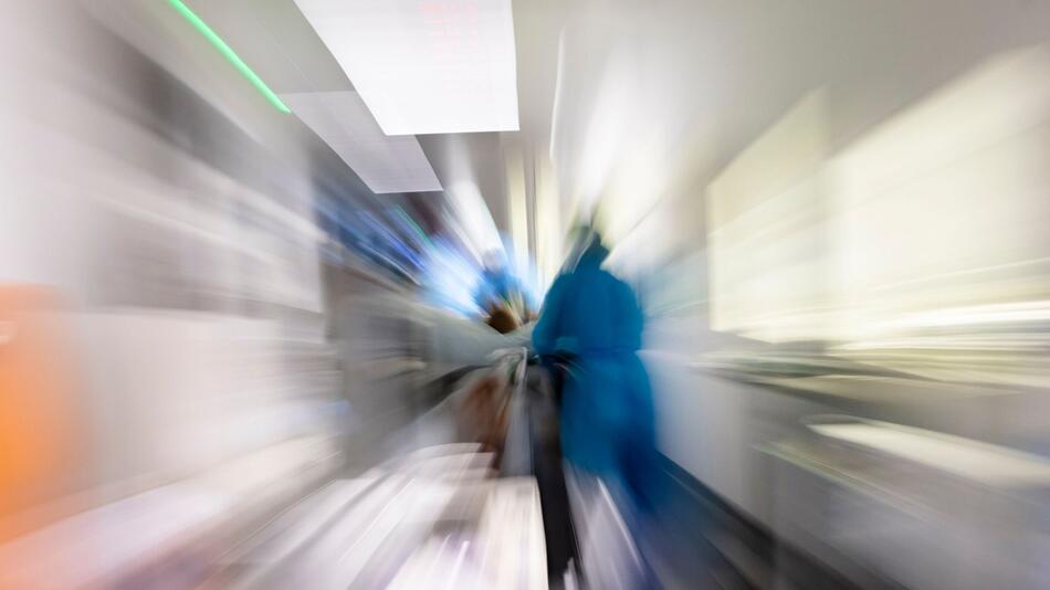 Pflegekräfte transportieren einen Patienten einer Intensivstation