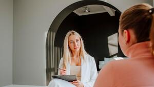 Psychologe spricht mit einer Patientin in einer Klinik