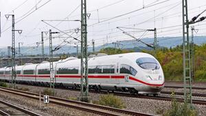Weißer ICE der Deutschen Bahn fährt durch ländliche Gegend
