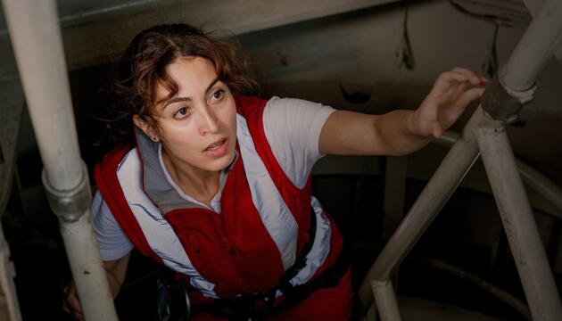 "Die Notärztin: Innere Angelegenheiten": Nina (Sabrina Amali) klettert auf einen Baukran zu ...