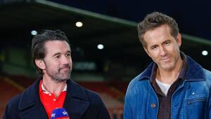 Ryan Reynolds (re.) und Rob McElhenney sind regelmäßig im Fußballstadion anzutreffen.